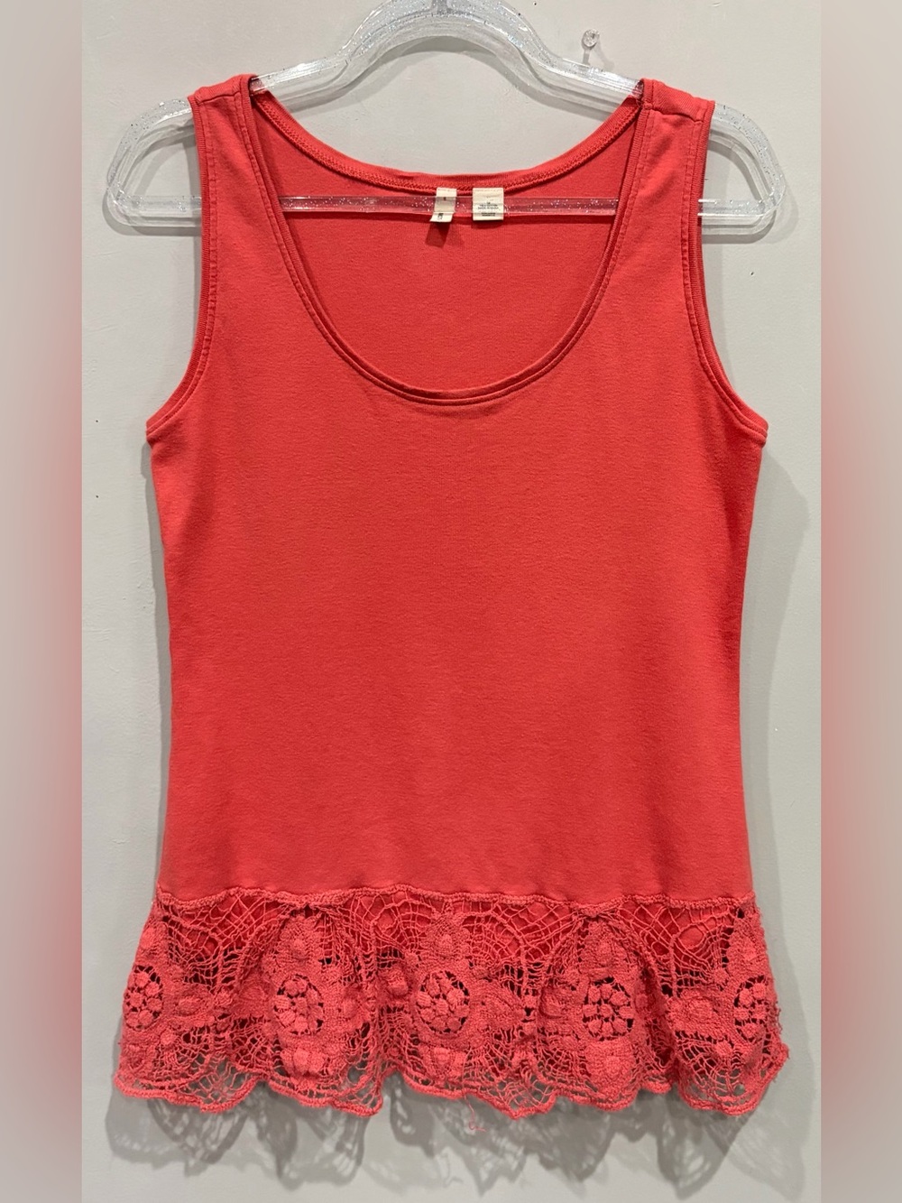 MOTH BY ANTHROPOLOGIE CORAL SCOOP NECK LACE HEM TANK TOP